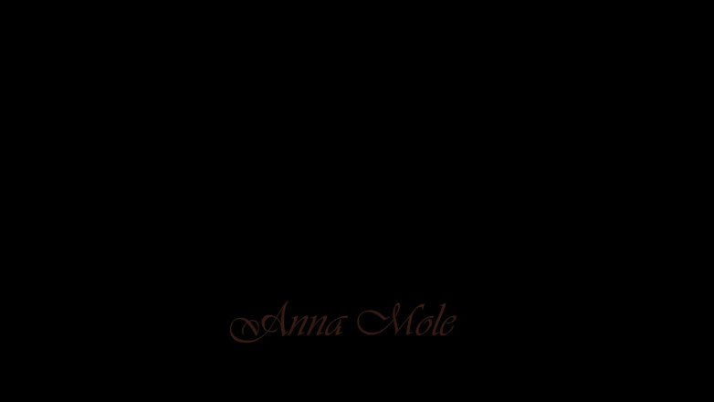 Anna Mole: Я мрію мати член у моїй пизді - замість цього я потираю свою пизду в позі раком.