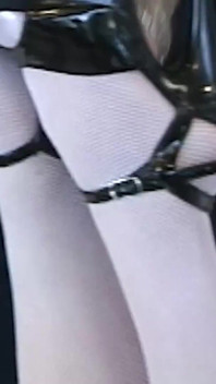 Rozkošná drobná prsatá kočička na řetězovém límečku je pohřbena creampie dvojitou penetrací gangbangu.
