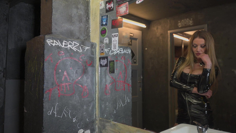 Princess Nikki's Controlled Handjobs & Blowjobs: Vahşi sarışın orta yaşlı seksi kadın arkadaşının ona sürtük gibi...