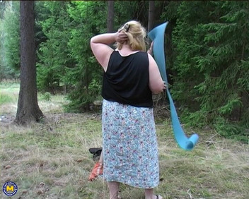 Mature NL: Blonde bBW wird im wald hart gefickt