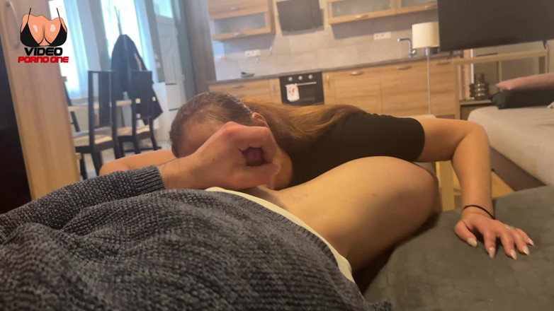 Video Porno One: โอลิเวีย เสือภูเขาพาพนักงานร้านอาหารกลับบ้านเพื่อจัดการเธอ!