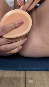 Crémeux Jouer avec un gode réaliste