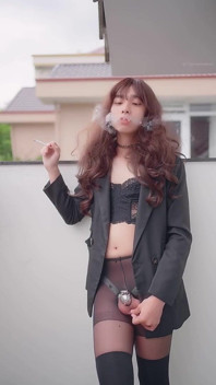 Banci comel merokok dan dubur dalam kesucian