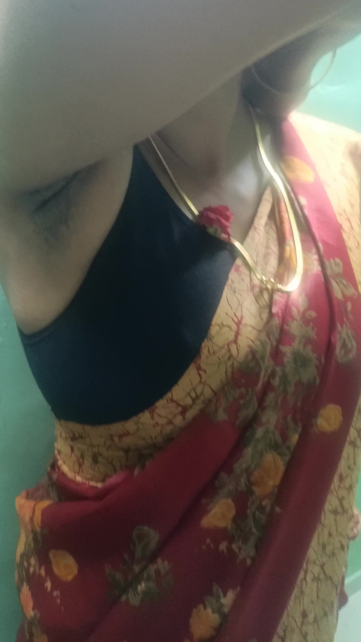 Inba: चेन्नई कॉलेज टीचर साड़ी सैंडिंग रोमांस में गेस्ट हाउस