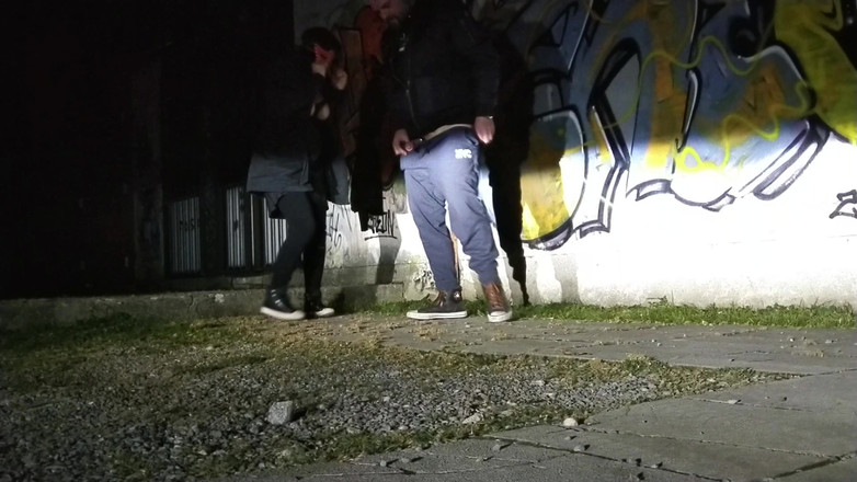 Toilet Mommy: 야외 노출 남자의 엉덩이를 핥는 소녀