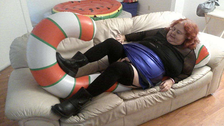 BBW nurse Vicki adventures with friends: ビッグビューティフルな看護師ヴィッキーがキャンディケインを潰そうとしている?