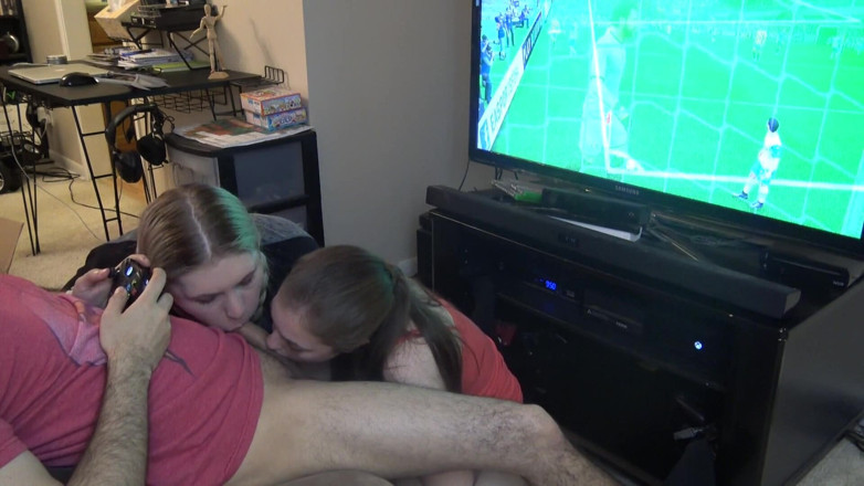 LustfulGeeks: Podwójne obciąganie podczas gry w Fifa