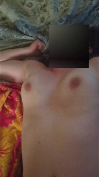 Echte eigengemaakte vrouw pijpt enorme pik en kreunt terwijl ze wordt geneukt door een enorme pik smeekt om haar tieten te bedekten met een enorme cumshot