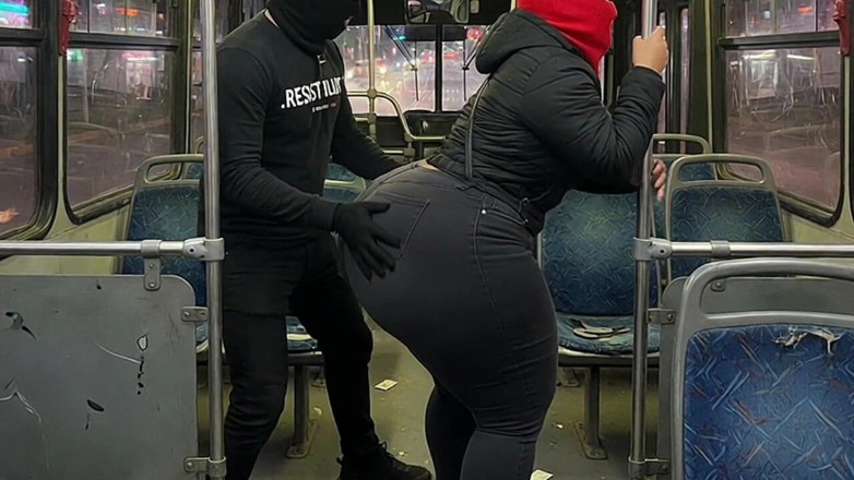 Animate golden: Culo grosso ragazza in leggings rosa sul bus si spoglia...