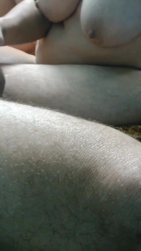 Mollige MILf gibt handjob und abspritzen