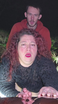 Vadia sendo fodida na floresta à noite