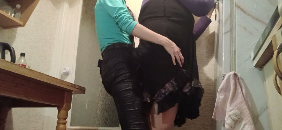 Lesbian-illusion: Sto scopando forte la mia vicina sposata con uno strap-on...