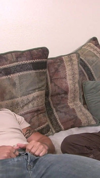 Novia cachonda chupa y masturba a su hombre