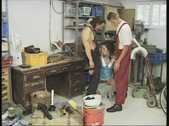 Absolute BDSM films - The original: Enorm poesje trio in het monteurskantoor