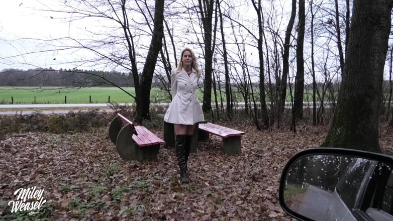 Miley Weasel: Blonde Amateur Miley Weasel Risky Public Fuck in a Car