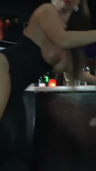 Seksi Susi U Manu Magnum buat di tempat awam di bar studio