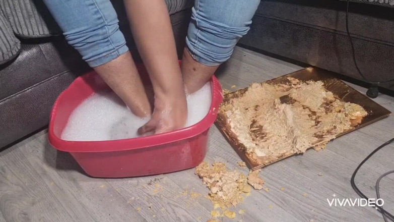 Simp to my ebony feet: zdrobire de mâncare cu picioare