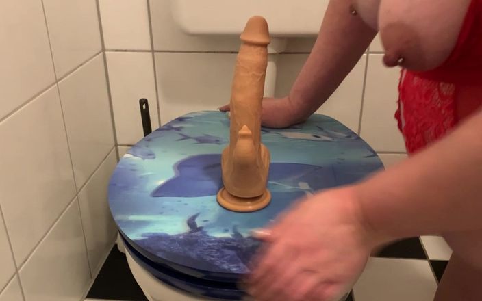 Slave whore Kreis Kleve: Slav rider dildo på toaletten