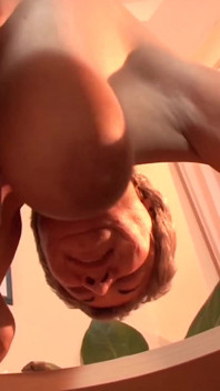 Sexe en Allemagne avec une pute mature aux seins énormes se fait baiser la chatte par une bite excitée