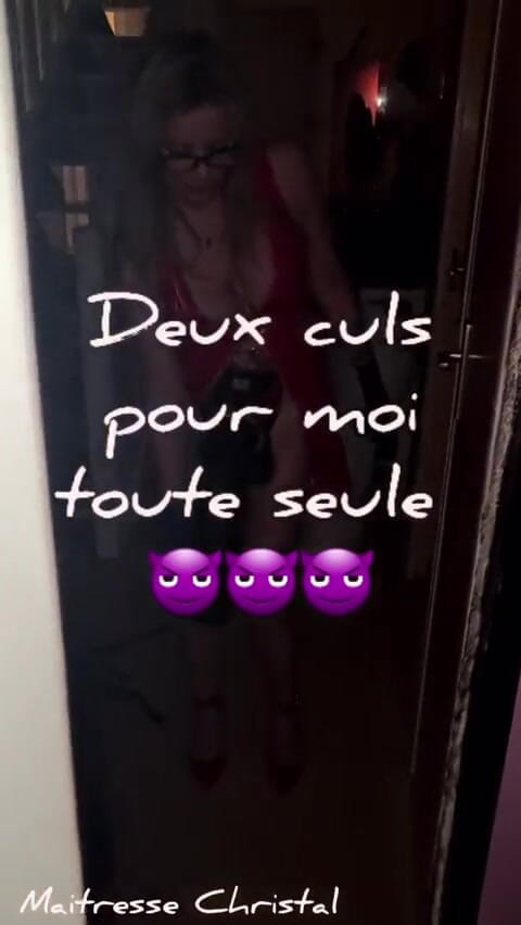 Maitresse Christal: Majikan christal lagi asik fisting fisting