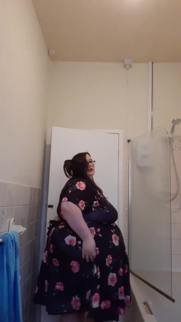 SSBBWLadyBrads: Awek montel super saiz mengusik sebelum mandi