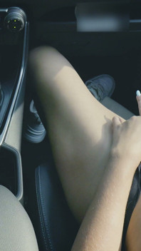 Nikki har enorma bröst och suger den stora kuk i bilen