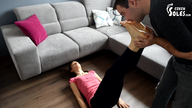 Czech Soles - foot fetish content: Elle profite de gros pieds nus sur son visage