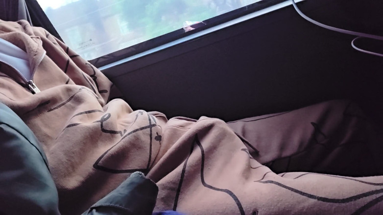 KrissKiss: バスの中のリスキーなオナニー