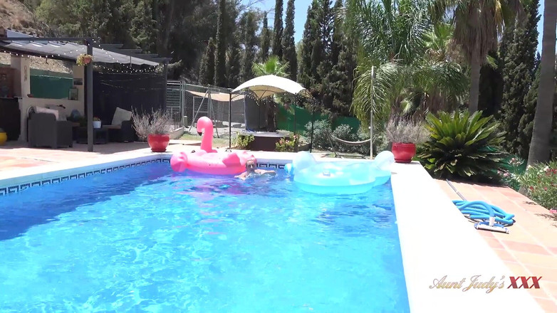 Aunt Judy's XXX: AuntJudysXXX - Seznamte se s vaší spolužákem, hostem keiry na dovolené (pov)