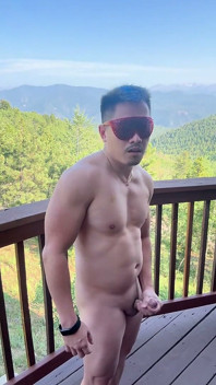 Mountain Top taquine : solo show d’un mec asiatique musclé