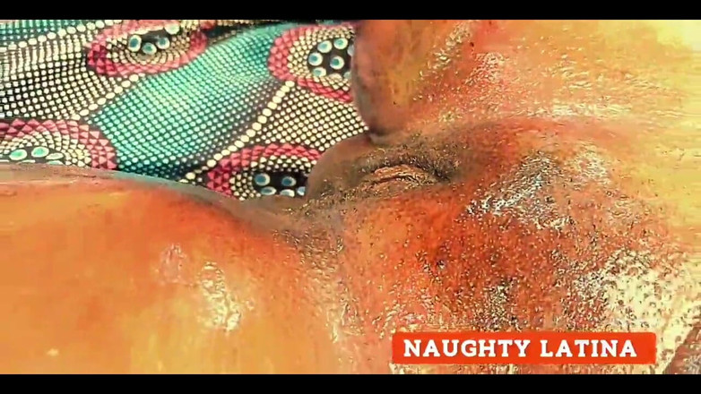 naughty latina: Amatérská Nadržená Manželka Šuká Velmi Tmavého Muže V Křoví