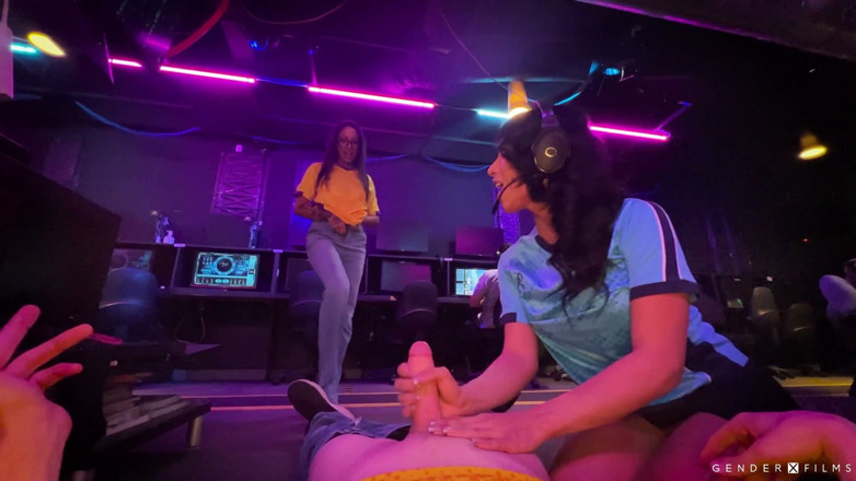 GenderX: Gender X Films - เกมอีเกมสาวข้ามเพศสุดฮอตโดนคู่แข่งขย่มในคลับคอมพิวเตอร์ขณะที่เพื่อนร่วมทีมดู!