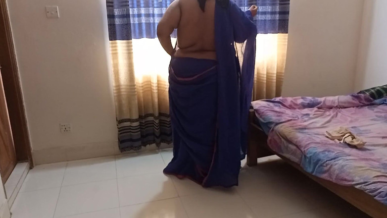 Aria Mia: タミル人のおばあちゃんがサリーを着ている間、孫は熱くなり、彼女の手を縛り、彼女の大きなお尻をファックします