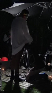 Amateur cam zonder condoom geneukt 's nachts voor Halloween