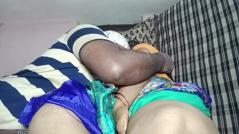 Tamil Anti Uma: Моя тетя Према пришла ко мне домой через долгое время. Когда она попросила меня лизать ее киску, я вылизал ее и взял воду, как она.