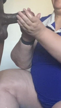 GILF handy menangani zakar kekasih dengan urutan berminyak