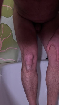 Vuoi unirti a me? Solo se hai sete. Sborra e piscio su me stesso.