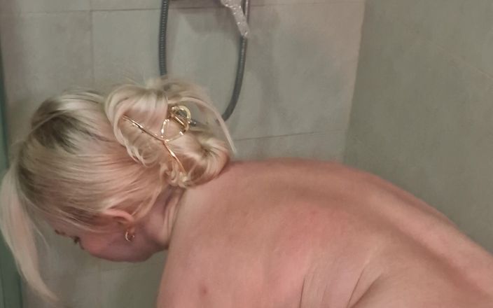 Anna Lynx: Shower with Me