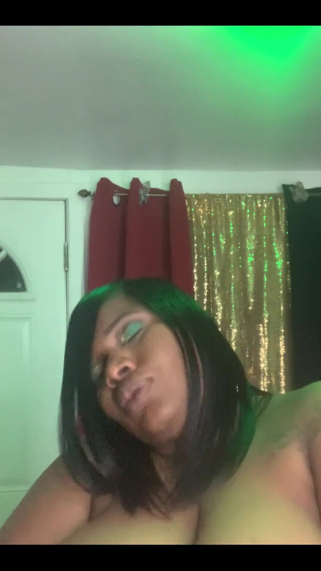 Huge Bouncing Tits (Yanise Lamore)