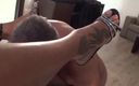 Ferreira studios: POV Adorace nohou Tranny před kouřením a lízáním ptáka na...