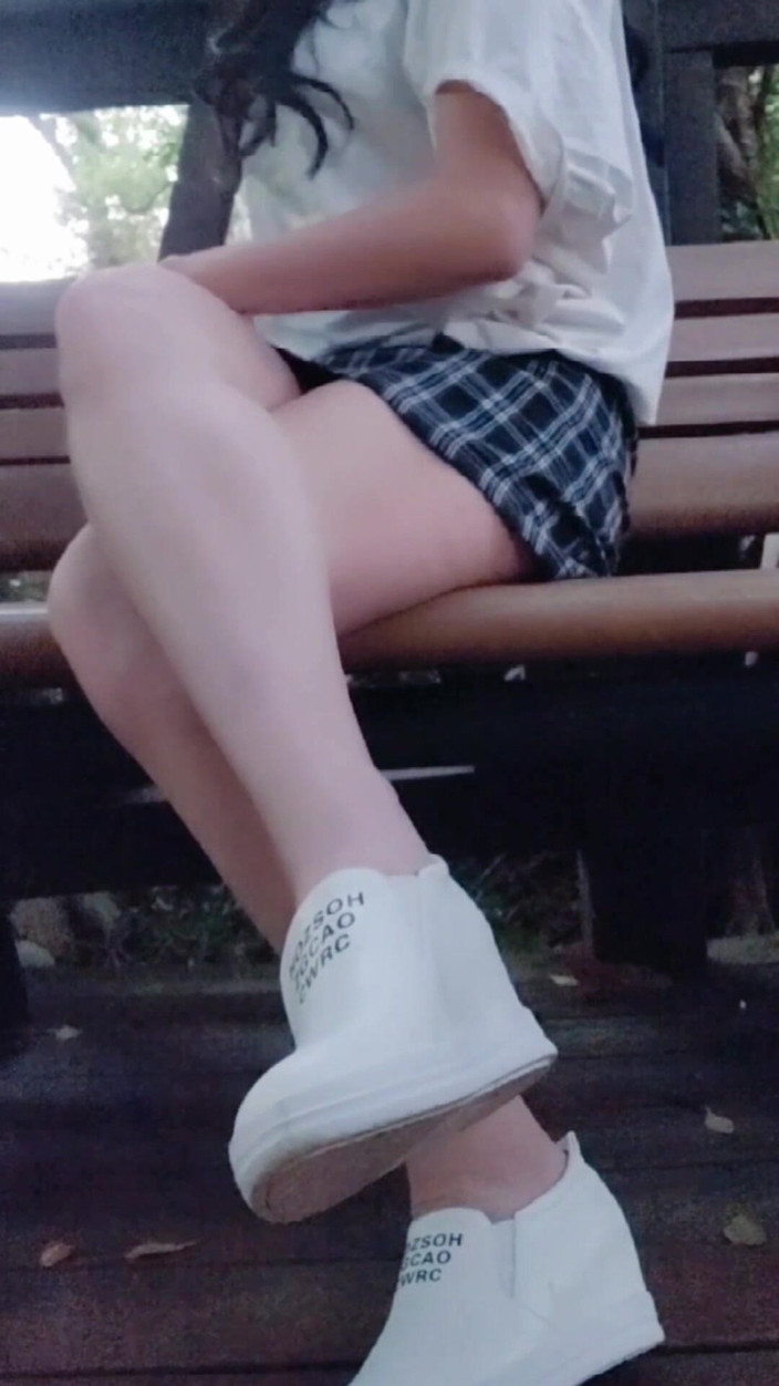 Taiwancdgirl: Il travestito Tingxuan si mostra all'aperto, indossando biancheria intima di...