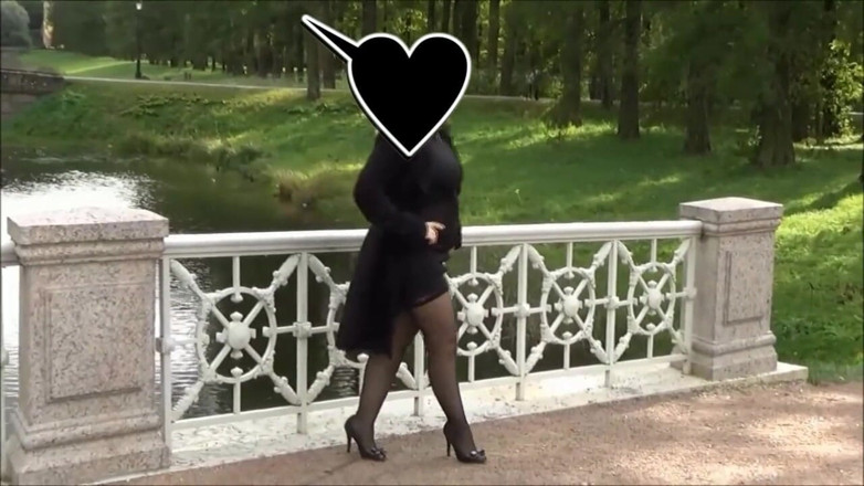 Nylon-Heels: 公園の熟女ストッキングの散歩