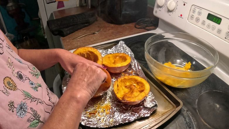 Homesteadmama: Cheryl nấu bánh bí ngô