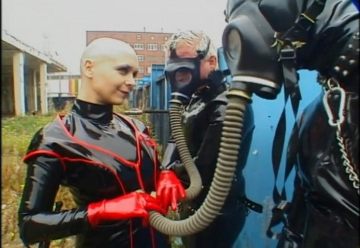 Absolute BDSM films - The original: Доминирует над мужчиной в противогазе