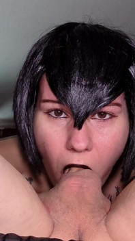 La ragazza cosplayer goth mavis fà un duro deepthroat e ottiene un enorme sborrata nel suo