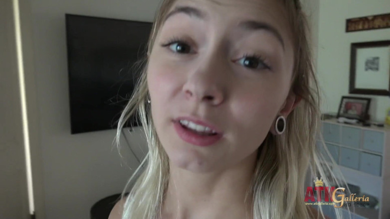 ATKIngdom Fans: Chloe Temple se pone a cuatro patas para lucir su...