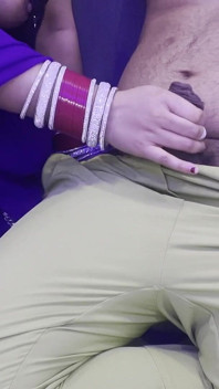 Bhabhi tertangkap abang iparnya melancap di sofa