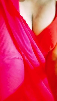 Indischer schwuler transvestit gaurisissy drückt ihre großen möpse in rosa sari