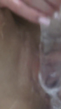 L’orgasme avec le gode sous la douche d’Asmodia ! Profitez de la façon dont cette brune sexy se masturbe jusqu’à l’orgasme sous la douche avec un gode transparent.