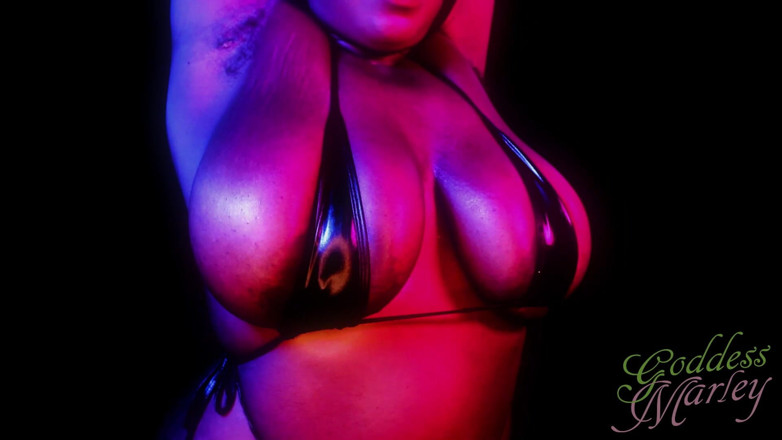 Goddess Marley: Siyah bikini: büyük memeli azdırma